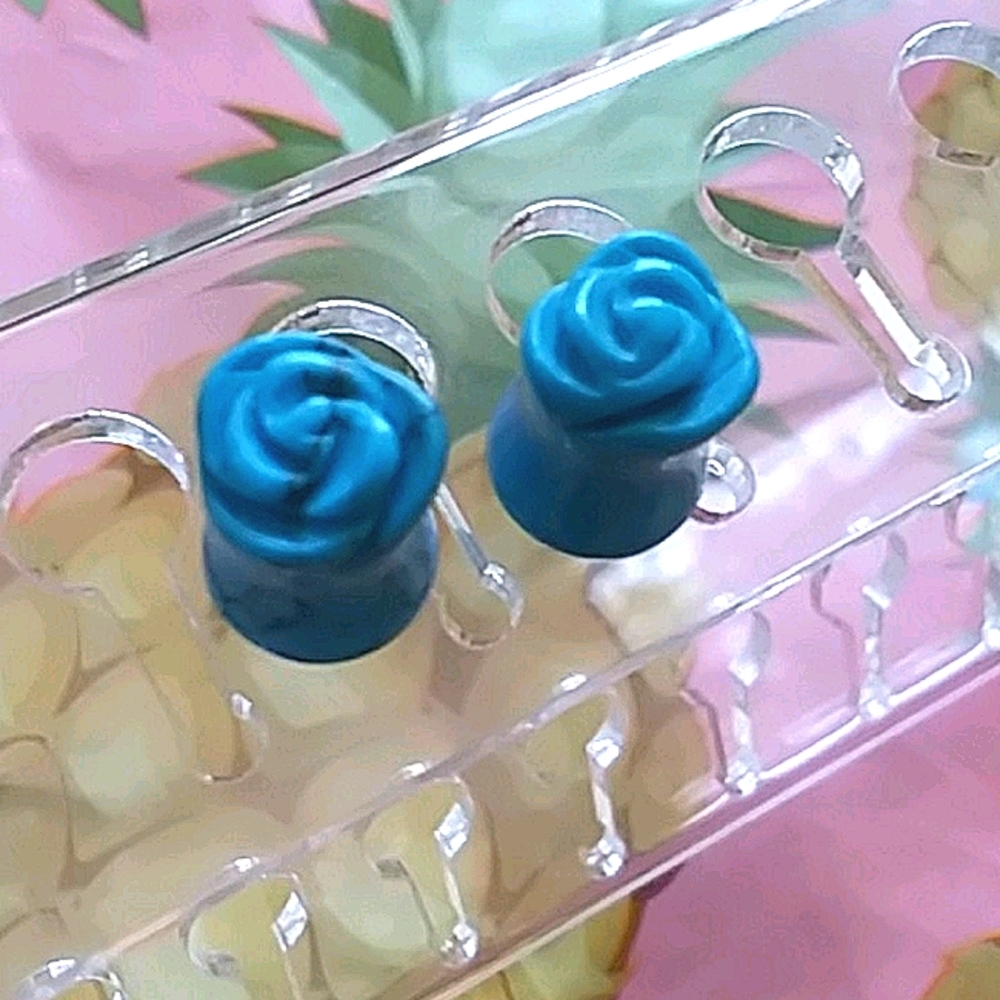 Carved rose 🌹 Turquoise Stone Plugs 8mm (sz 0)